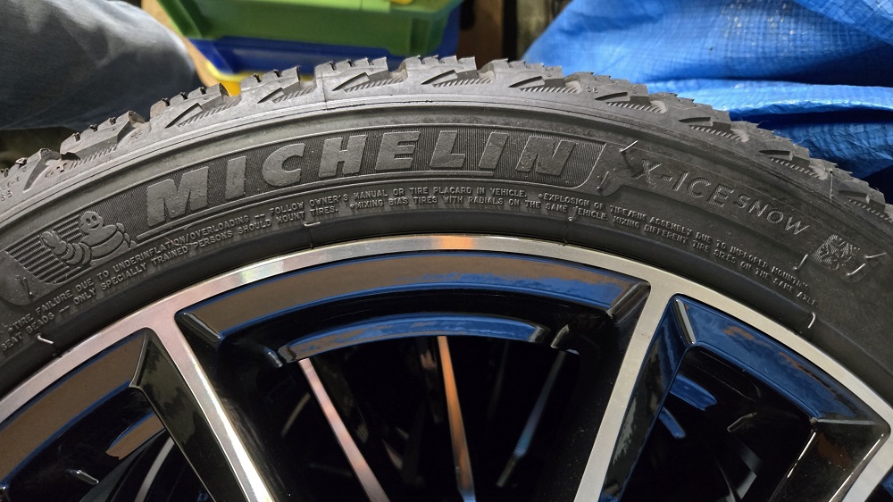 スタッドレスタイヤ（スノータイヤ）ホイール付　225/45R　18インチ